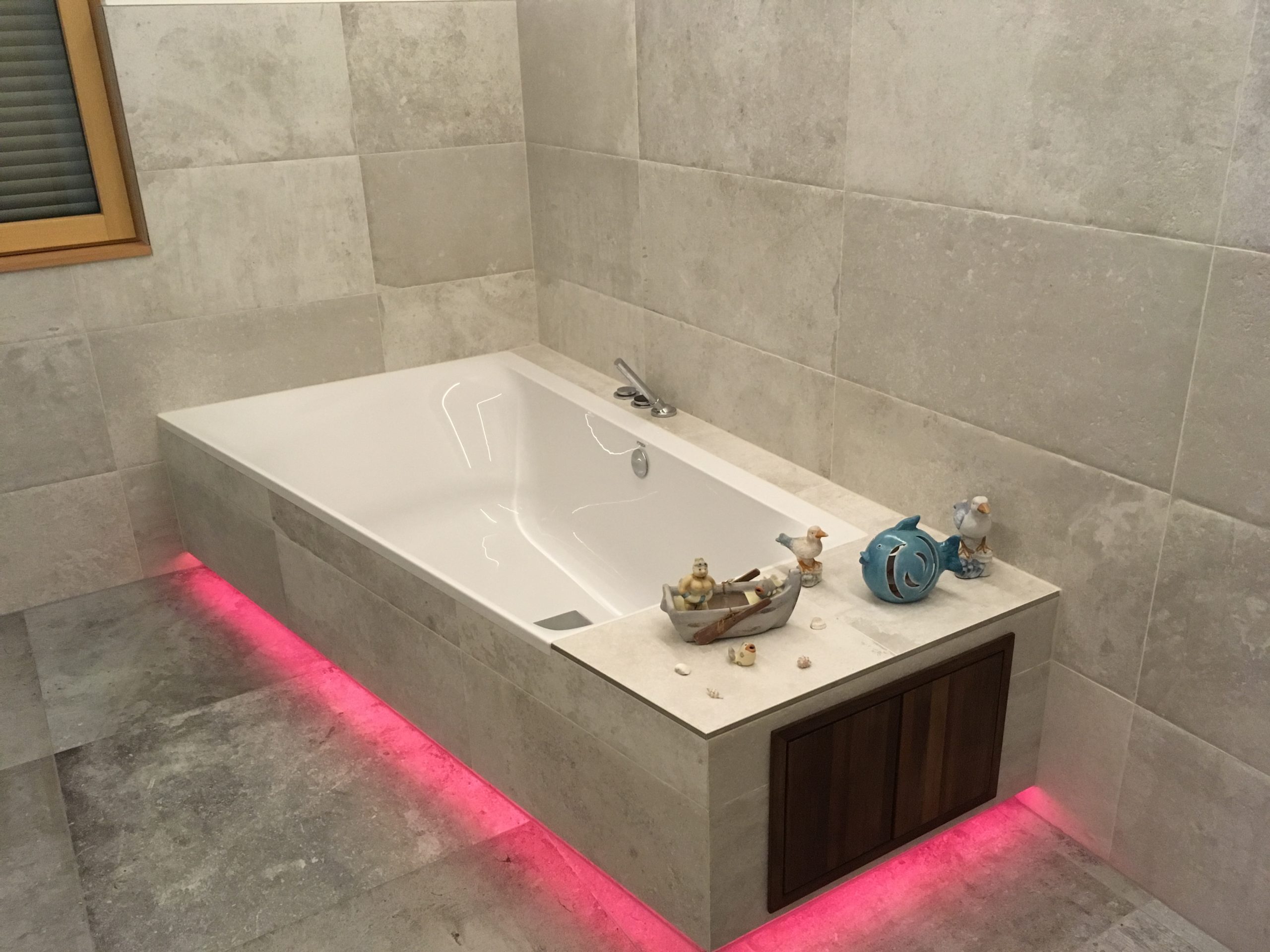 Eine durch LED Stripes farblich hervorgehobene Badewanne