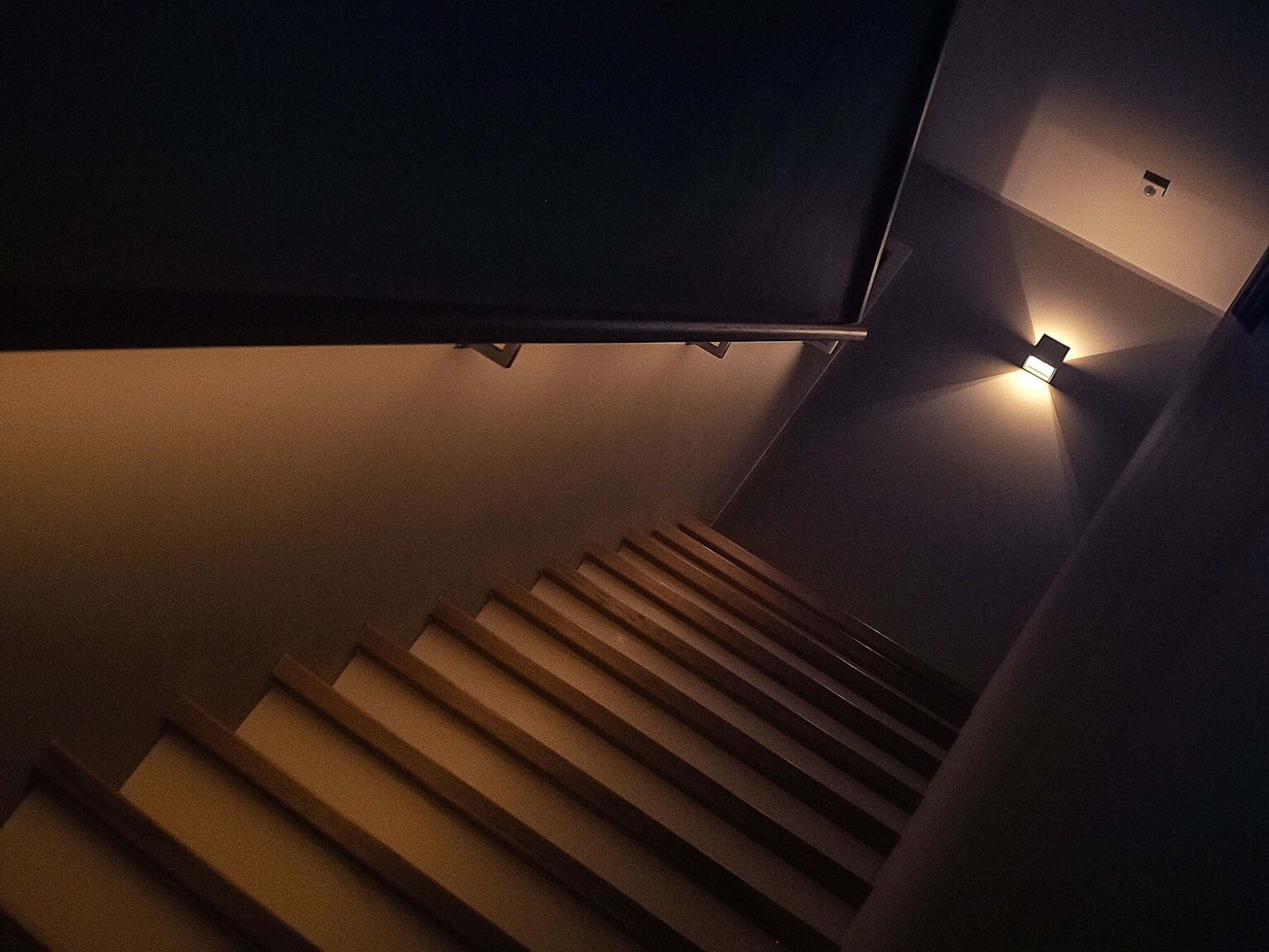 Ein durch LED Spots ausgeleuchteter Treppenaufgang